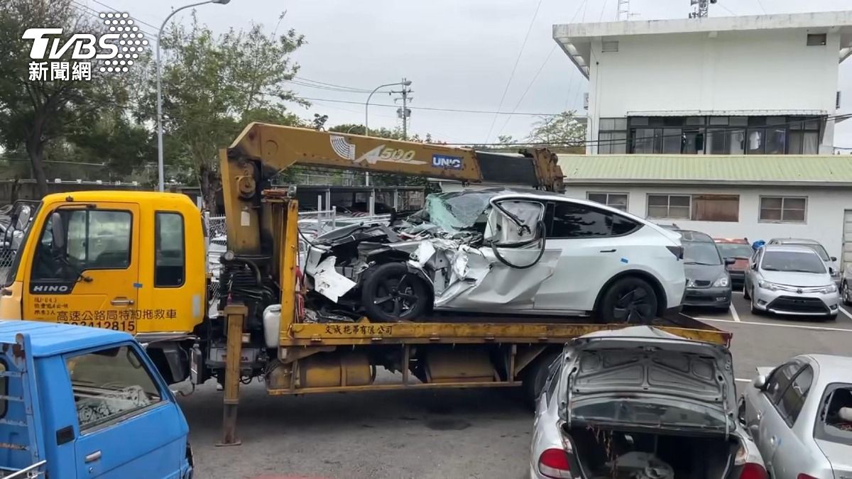 白車被壓成紙盒！一家三口幸運無礙，機場司機慘死捲車禍。(圖／TVBS)