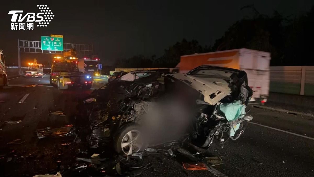 聯結車一開始追撞的砂石車並沒有留在車禍現場，但駕駛已經到案說明。(圖／TVBS)