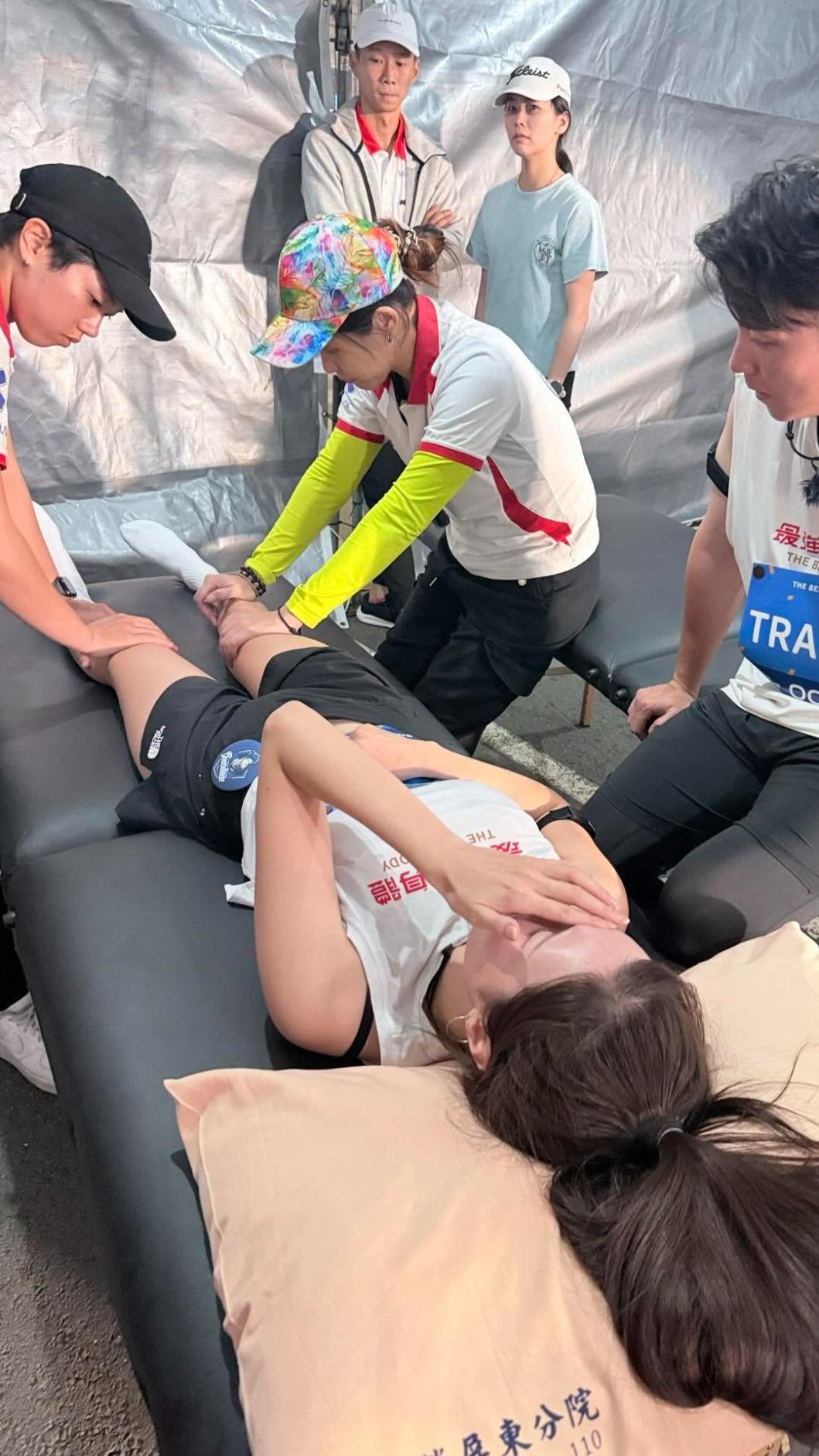 南珉貞受傷被抬進醫護站。(圖/翻攝自南珉貞Threads)