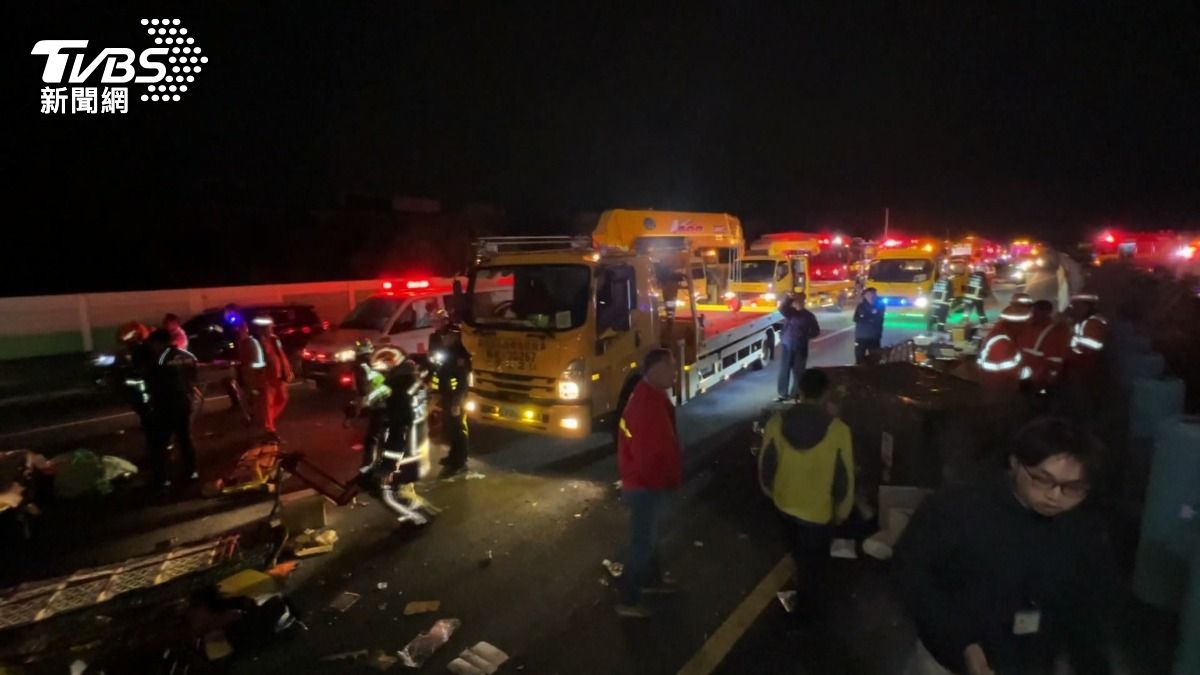 暗夜車禍釀1死9傷!42歲男失控撞砂石車,40噸重物流車壓住一家三口。(圖/TVBS)