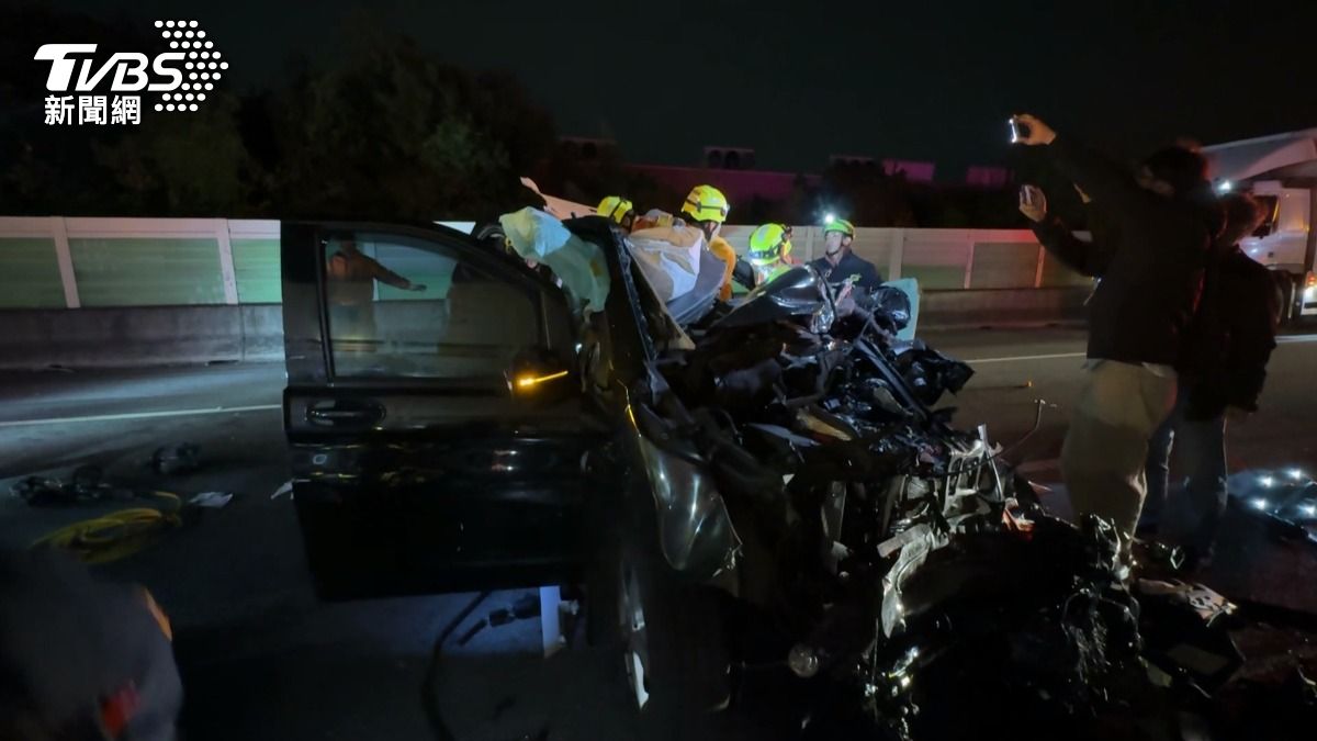 黑色廂型車車頂整片被削掉,駕駛滿臉是血,已經沒有生命跡象。(圖/TVBS)