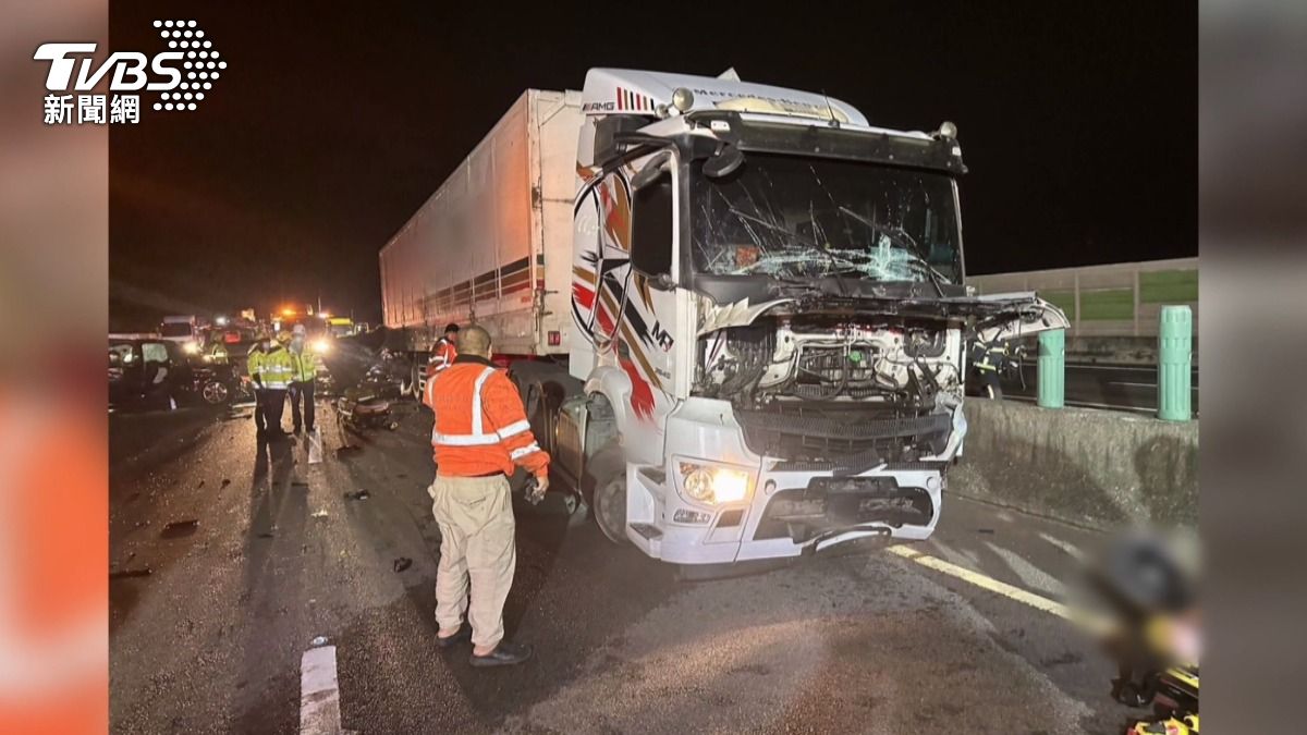 國一凌晨連環撞!40噸物流車壓白車,廂型車駕駛頭頂削掉慘死。(圖/TVBS)