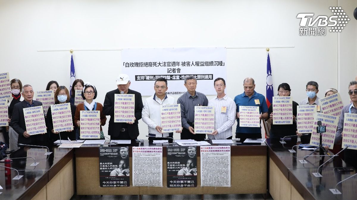 洪孟楷近日舉行「白玫瑰拒絕廢死大法官一周年、被害人權益繼續沉睡」記者會。(圖/洪孟楷辦公室提供)