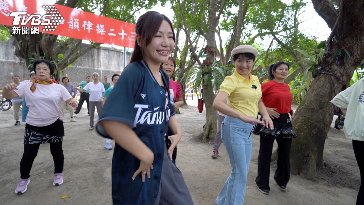 吳沛億和婆婆媽媽一起跳晨舞。她不是擺拍和致個意就走,而是一首接一首的真跳,力推全民運動。(圖/柯勝雄攝)