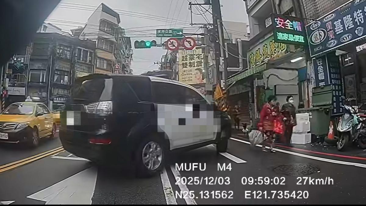 警車值勤違規迴轉險釀禍。(圖/翻攝自臉書社團「基隆人」)