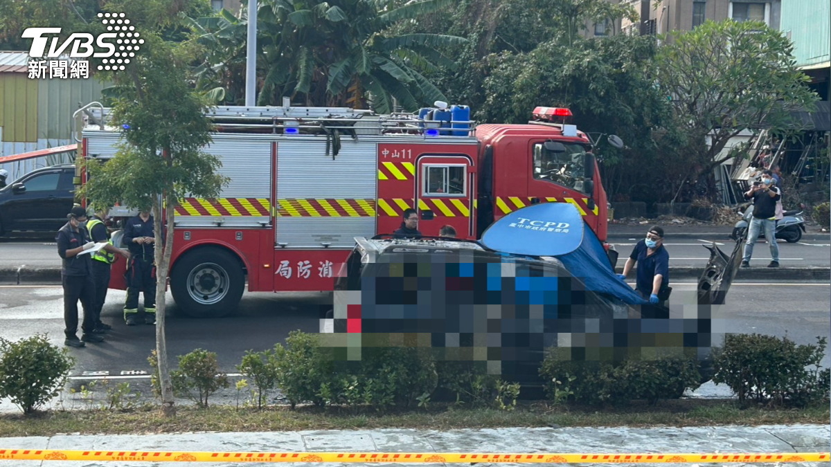 車內的車主已明顯死亡，一度無法辨別身分。（圖／林冠丞攝）
