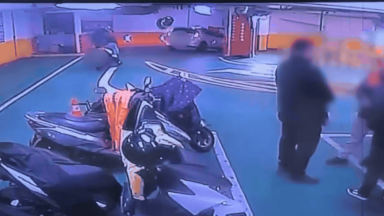 汽車不慎擦撞牆壁後翻覆。（圖／TVBS）