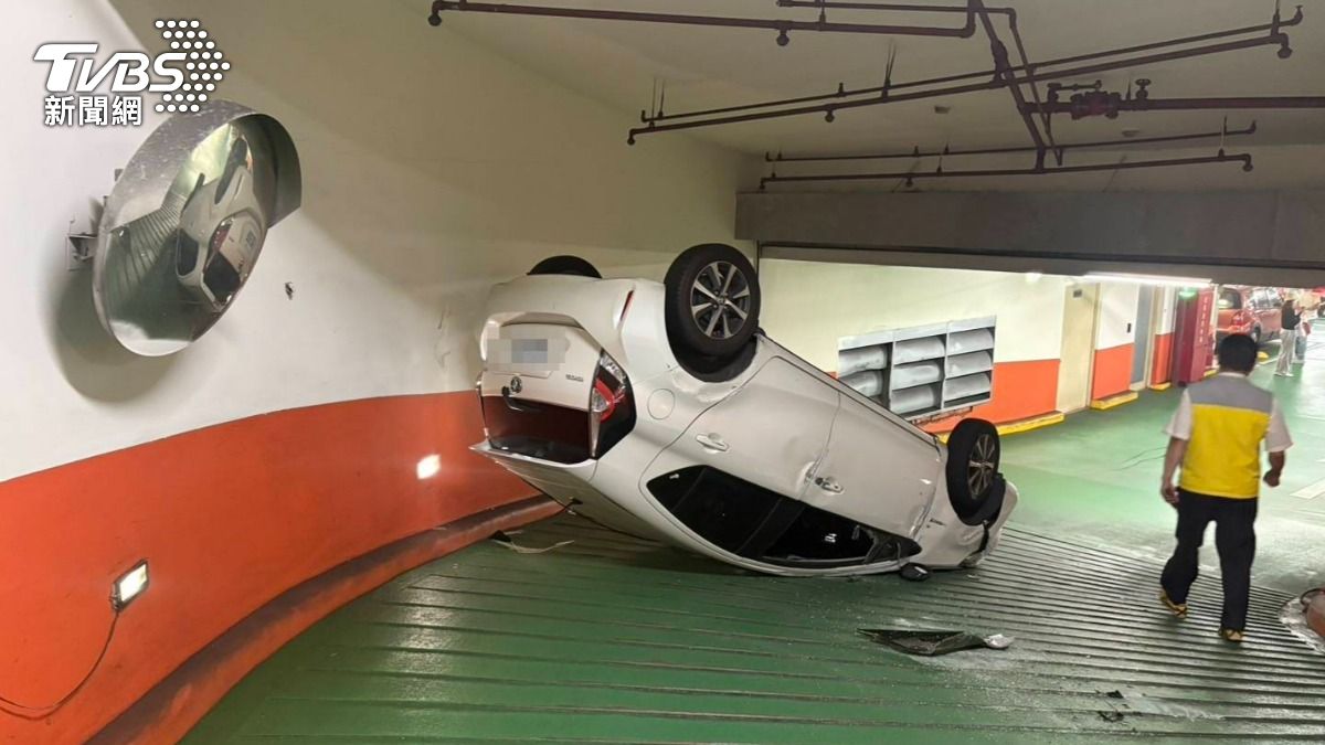 汽車不慎擦撞牆壁後翻覆。（圖／TVBS）