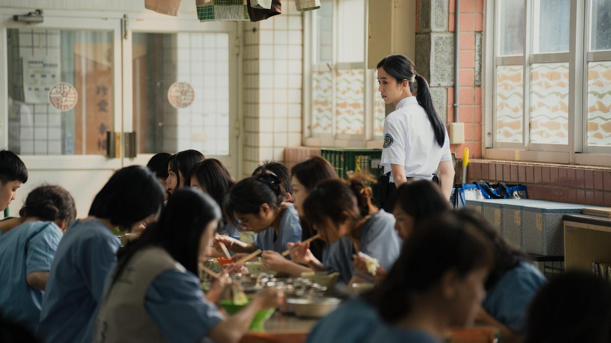 《陽光女子合唱團》群聚70多位的女星與臨演一起打架。(圖/壹壹喜喜電影提供)
