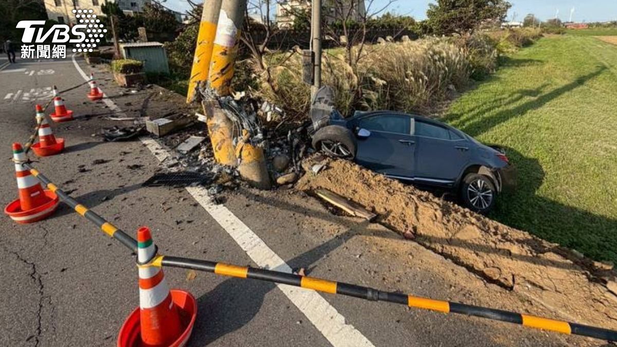 整車墜入田中。(圖/TVBS)