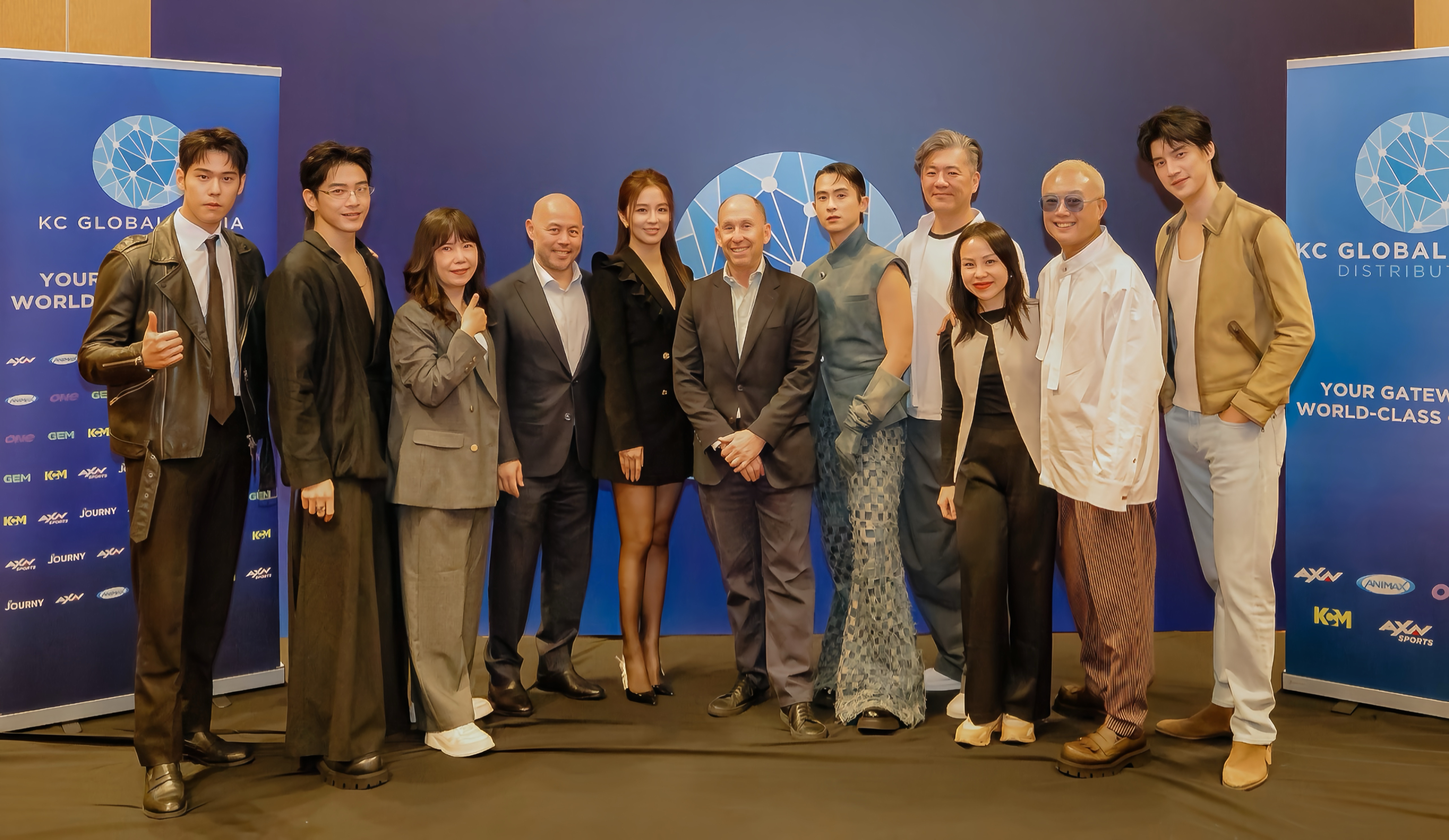 周予天（左起）、張立昂、監製張正芬、George Chien AXN總裁暨執行長、周曉涵、Andy Kaplan董事長、石知田、導演郝心翔、Bonnie Wiryani 內容行銷暨銷售副總裁、監製辛誌諭、羅宏正。（圖／KC GLOBAL MEDIA ASIA提供）