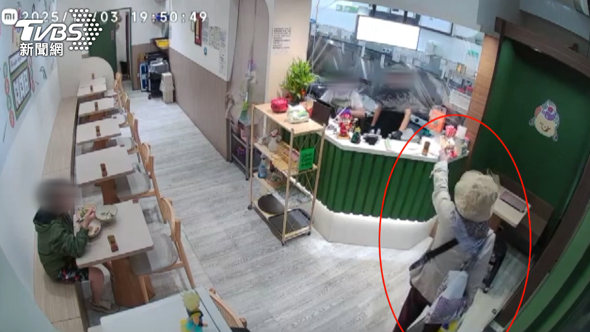 店家要打烊之際,婦人上門詢問可否用餐,得知只能外帶後,卻突然指著店員大罵(圖/TVBS)