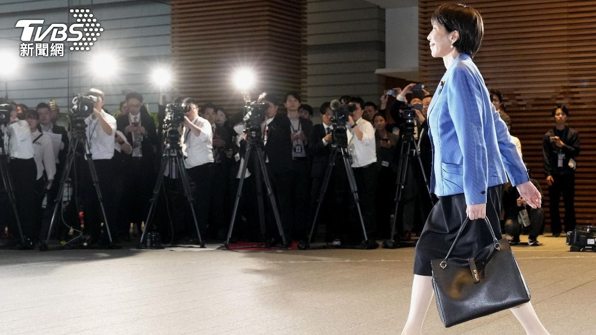 日本首相高市早苗的愛用包,掀起日本網友搶購同款。(圖/達志影像美聯社)