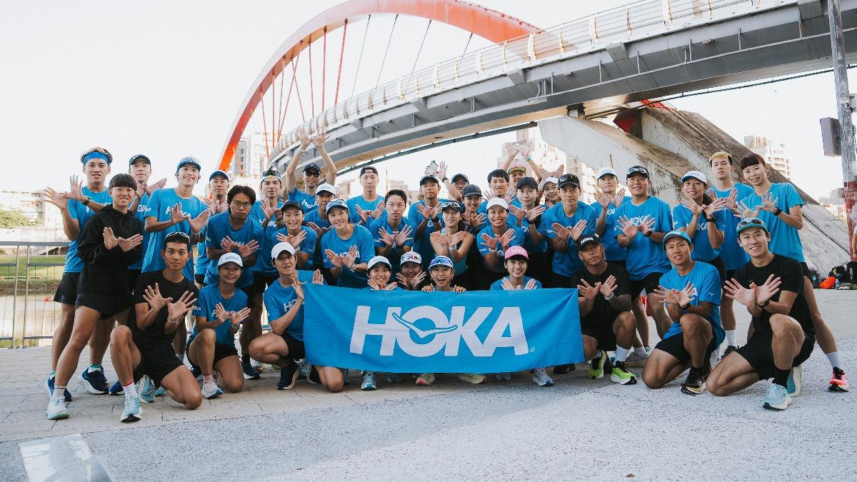 洋蔥（前排右二）和健志（前排右三）日前參加運動品牌跑訓。（圖／HOKA提供）