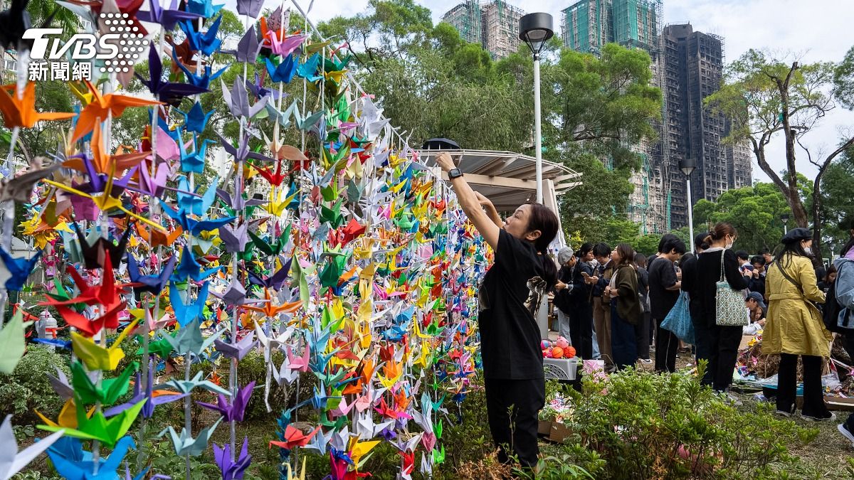 香港人在宏福苑火場週邊掛紙鶴牆哀悼罹難者(圖/達志影像美聯社)