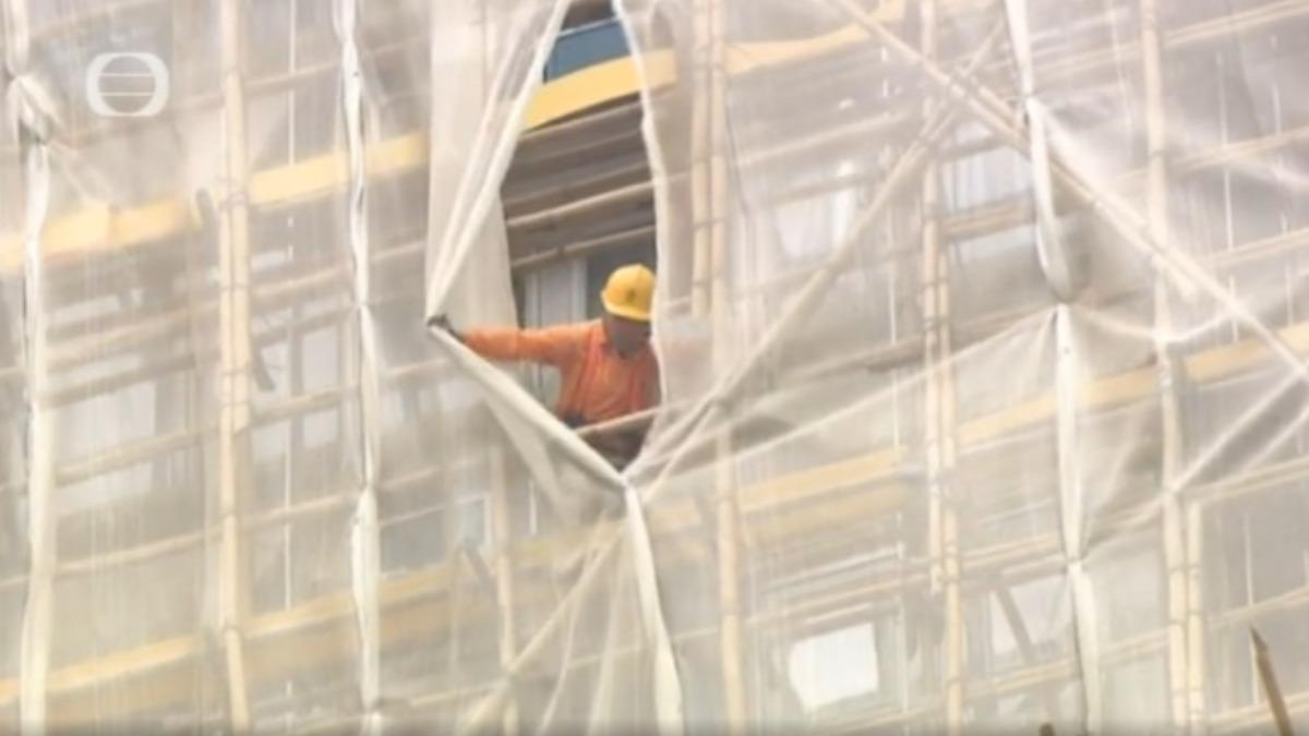 柴灣峰華邨4日一早開始棚網拆除作業。(圖/香港TVB新聞)