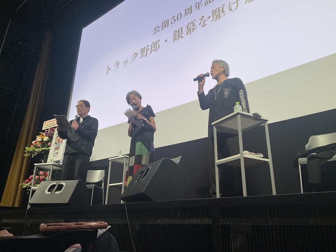 中島裕(中)7月參加電影紀念活動,當時合唱主題曲,身形顯得消瘦。(圖/翻攝自shin_bungeiza推特)