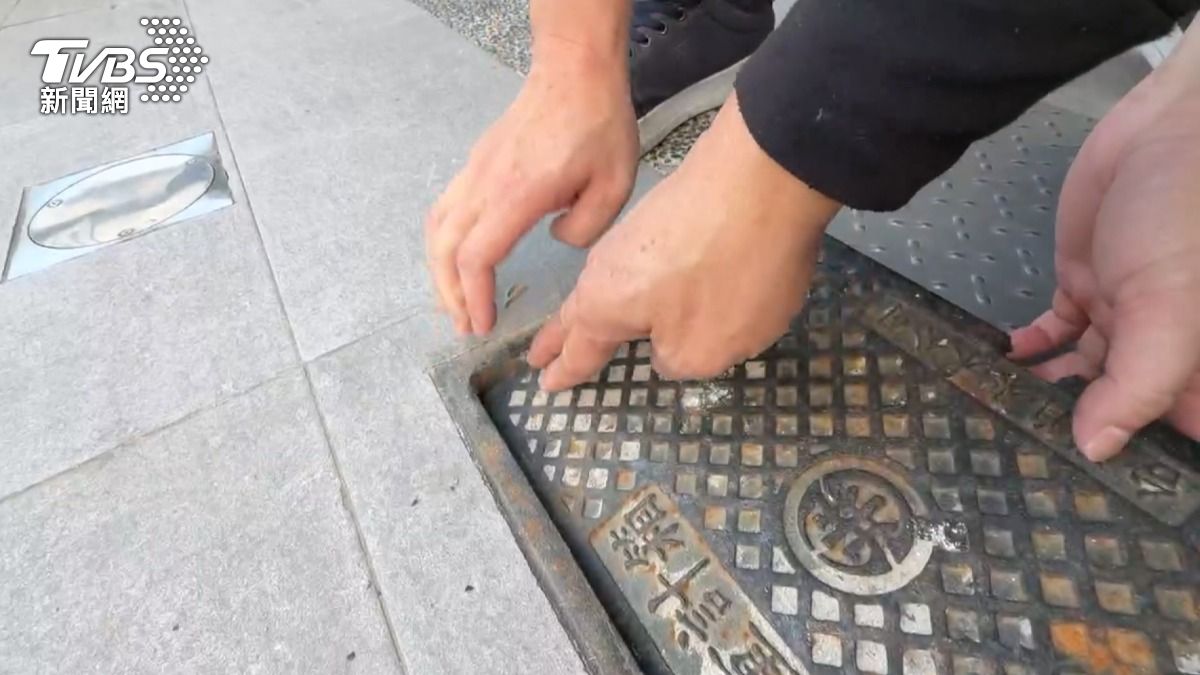 住戶控訴,社區內的公設車道磁磚破裂、就連他們家門口的水溝蓋也缺角(圖/TVBS)