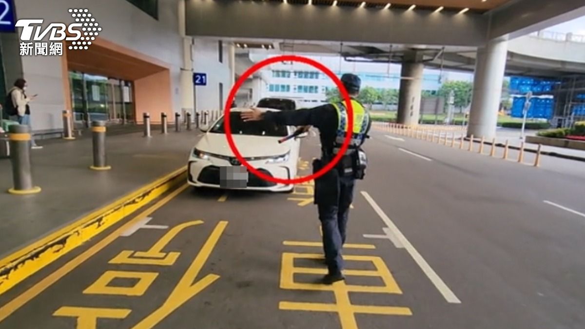 桃機航警攔駕駛,指揮棒明確指向左邊,示意靠邊停受檢。(圖/TVBS)
