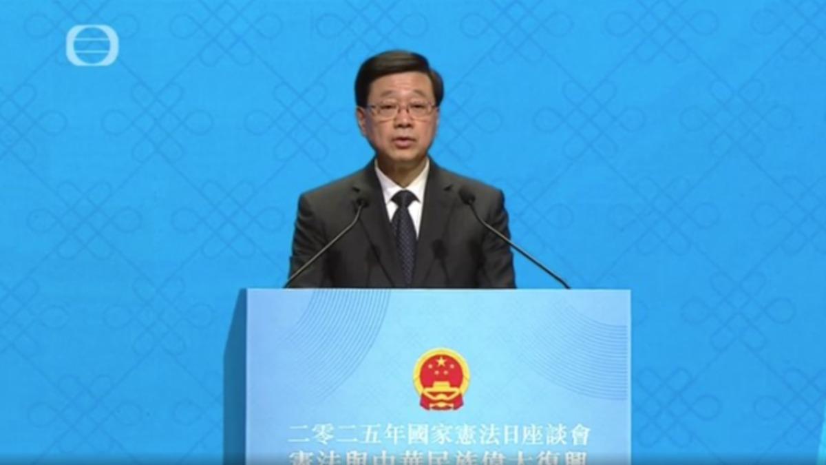 香港特首李家超4號出席活動時再為罹難者默哀。(圖/香港TVB新聞)