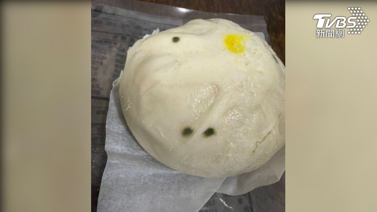 一名消費者發文控訴，買了肉包後從墾丁開車北上，結果包子竟然發霉了，家中長輩誤食後身體不適（圖／TVBS）