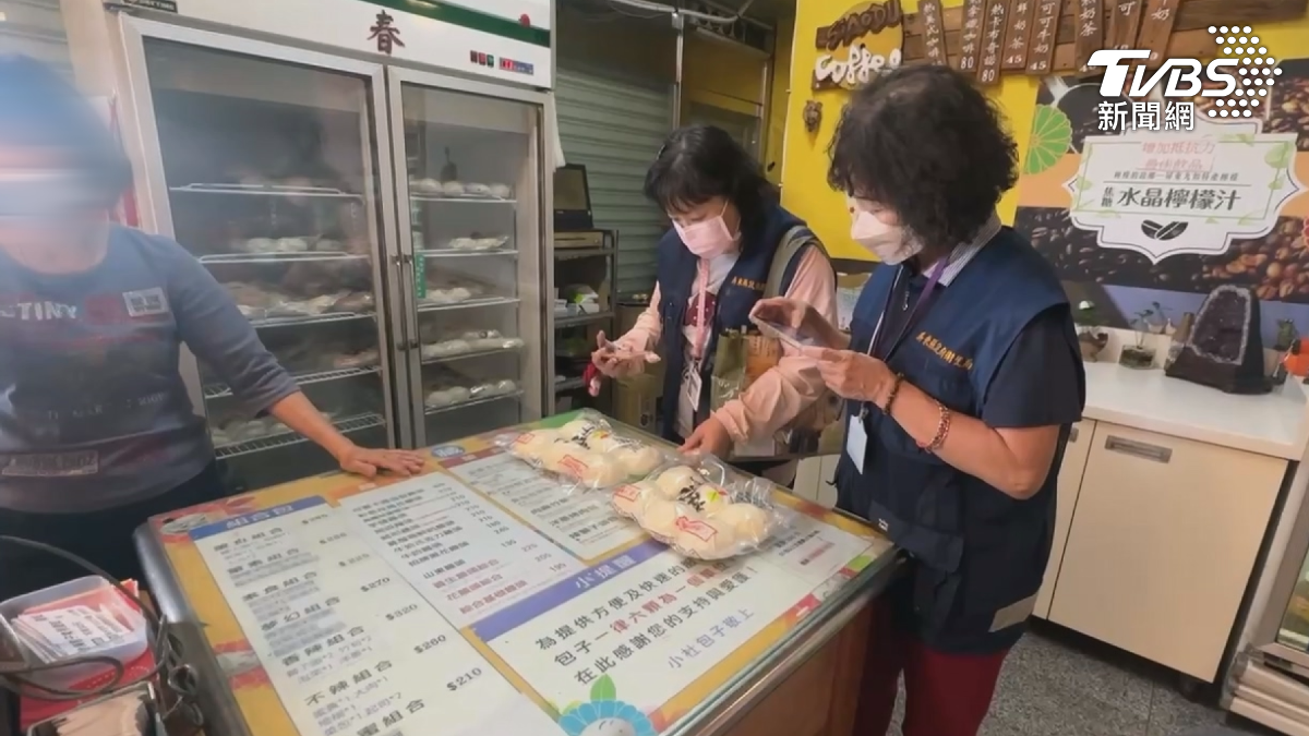 衛生局人員來到包子店內稽查，仔細翻看每一袋真空肉包，同時拍照蒐證（圖／TVBS）