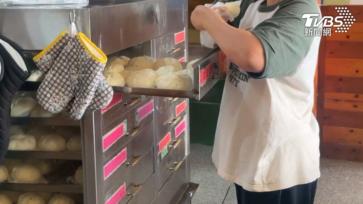 老闆氣憤反控，還秀出對話紀錄，說消費者購買960元的包子，被告知發霉，還提供看診收據，開口求償2萬2千元（圖／TVBS）