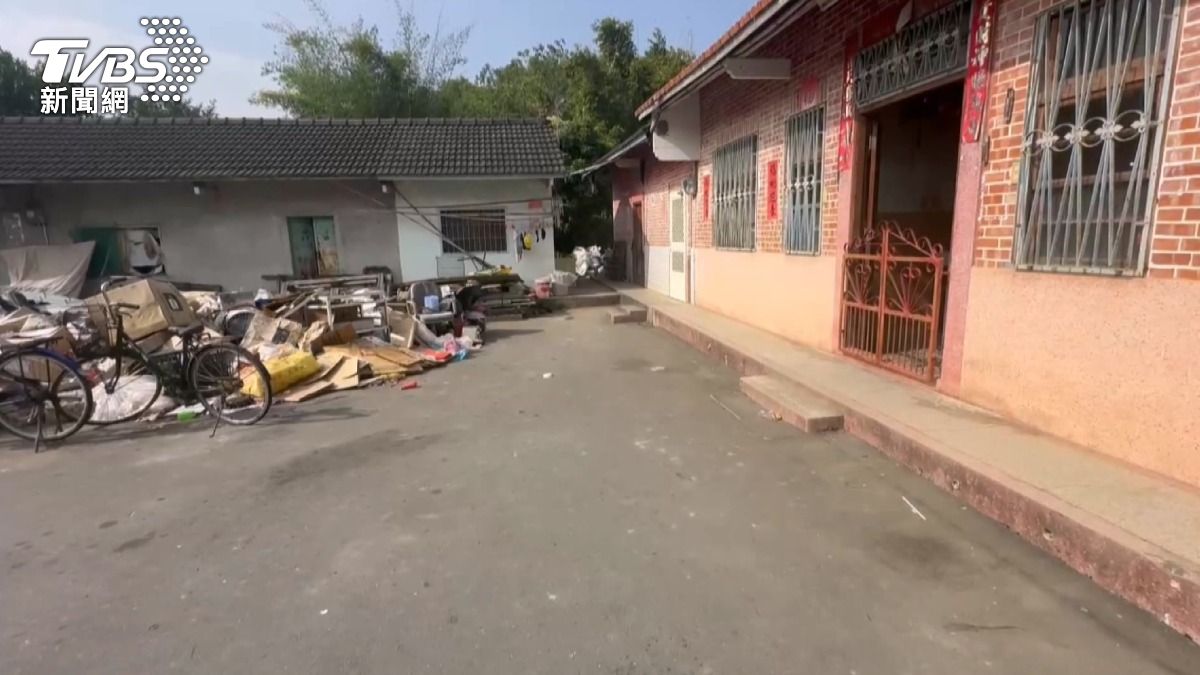 李姓屋主與張姓婦人在家中喝酒,邀來45歲男子加入,醉後後留宿屋主家中,隔日清晨被叫醒後,竟然暴怒攻擊屋主。(圖/TVBS)