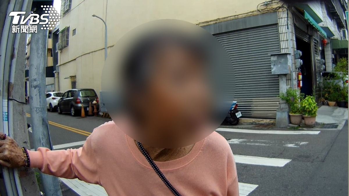 台中婦衝街頭攔車!悲求助「載我找媽媽」 警鼻酸不敢講:她已離世