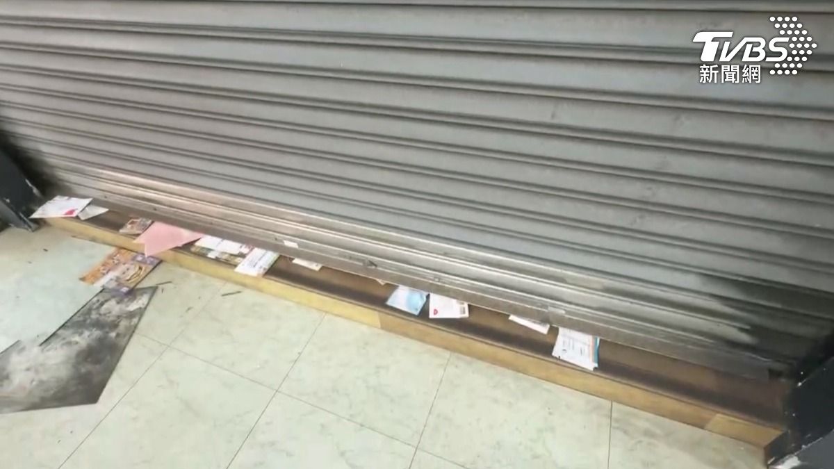 鐵捲門下方好幾疊信件,在高雄苓雅這間飲料店,6月中臨時搬走設備後就沒有對外營業,但幕後女老闆疑似涉嫌吸金20億(圖/TVBS)