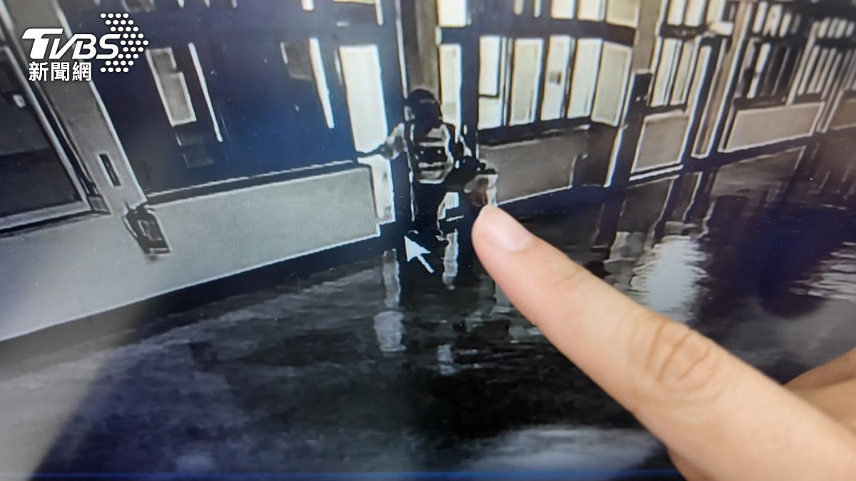中興大學遭竊！賊疑男扮女裝「闖社辦」　從B1偷到4F 損失近14萬。(圖／TVBS)