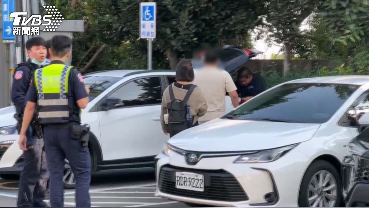 國道1死9傷 肇事駕駛赴殯儀館稱「非故意」 死者母淚崩。(圖/TVBS)