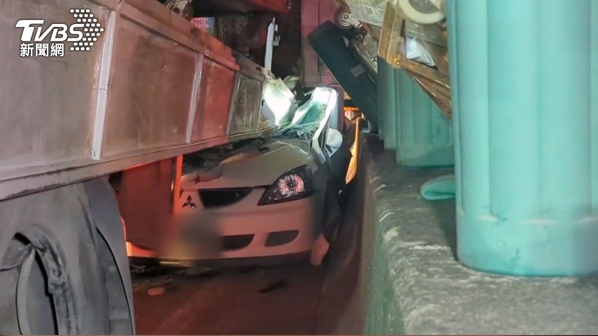 物流車國道猛撞 白車「整台被壓扁」一家幸運生還。(圖/TVBS)