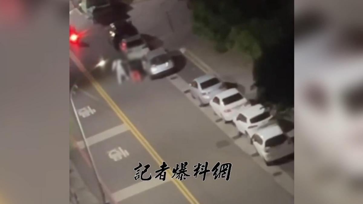 搬家爭吵！台中夫持棍砸車窗　妻子坐車內嚇到尖叫鄰居全驚醒。(圖／記者爆料網)