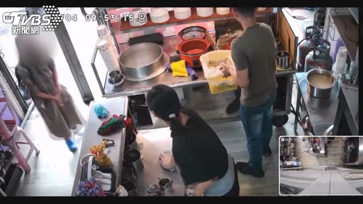 女討愛心餐遭拒暴怒砸筷！懷孕老闆娘險遭殃。(圖／TVBS)