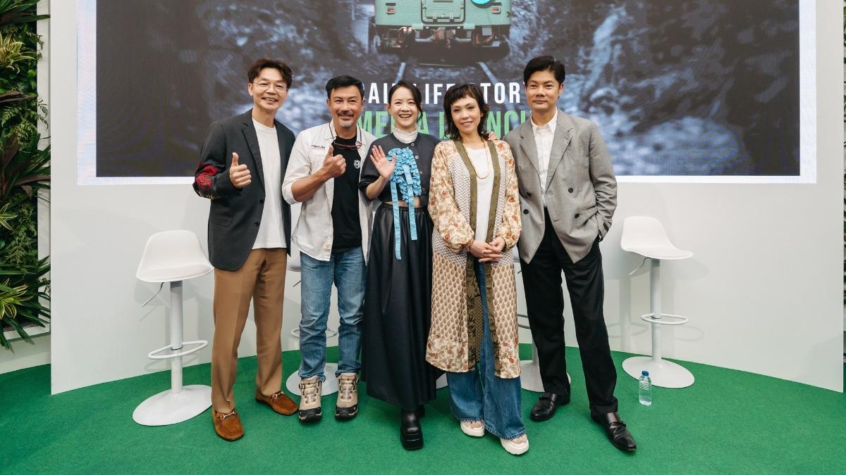 主持人李國煌(左起)、林明倫、曾寶儀、陳潔儀、楊君偉出席記者會。(圖/公共電視提供)