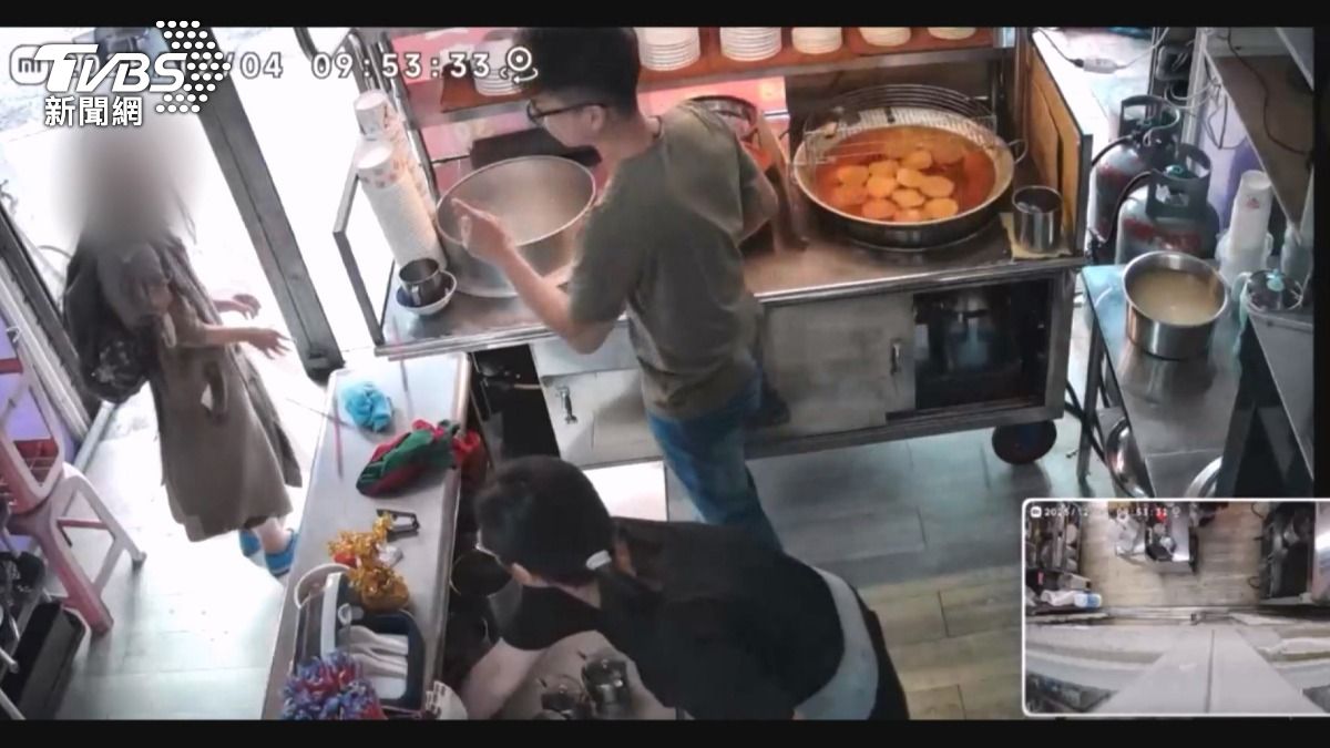 台中「愛心餐姐」發飆　朝懷孕老闆娘砸筷。(圖／TVBS)