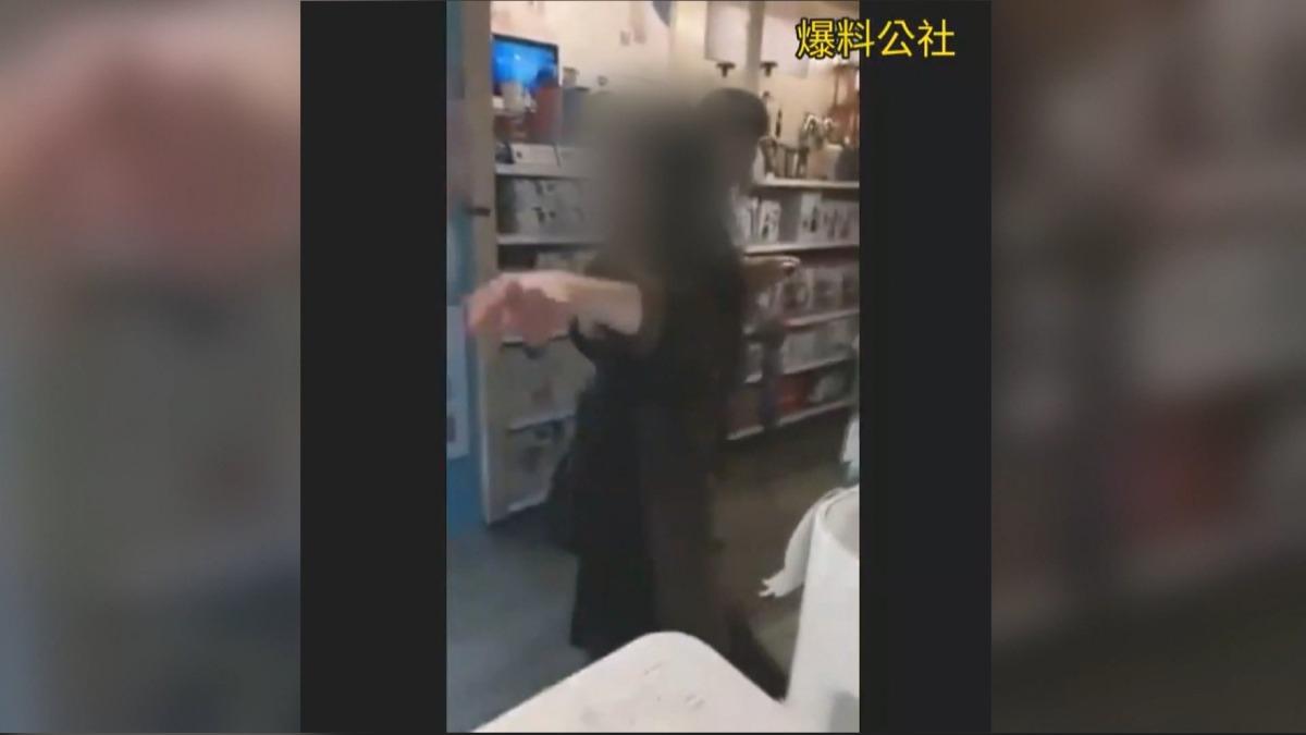 這名女子疑似就是八年前在台中各大百貨鬧場的「試吃姐」。(圖／爆料公社)