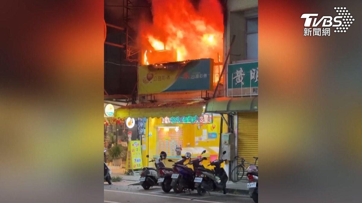 彩券行二樓竄出火舌,大量黑煙往天空蔓延,場面相當驚人。(圖/民眾提供)