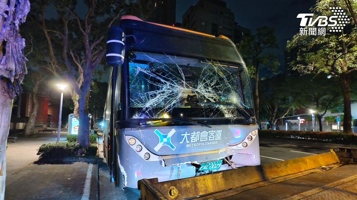 大都會客運公車行經和平東路一段時，疑似未注意車前狀況、煞車不及，追撞前方準備起步的機車與自小客車，共造成4人受傷。（圖／陳冠宇攝）