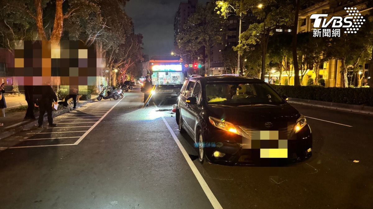 警方到場後疏導車流，約2小時排除現場並恢復通行，事故3車均受嚴重損毀。（圖／TVBS）