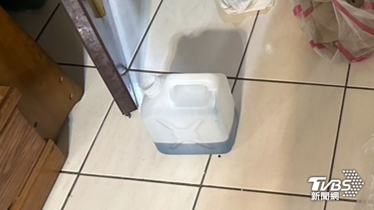 游姓老翁準備在包男住家門口潑灑汽油時，被包男發現並出面制止。（圖／TVBS）