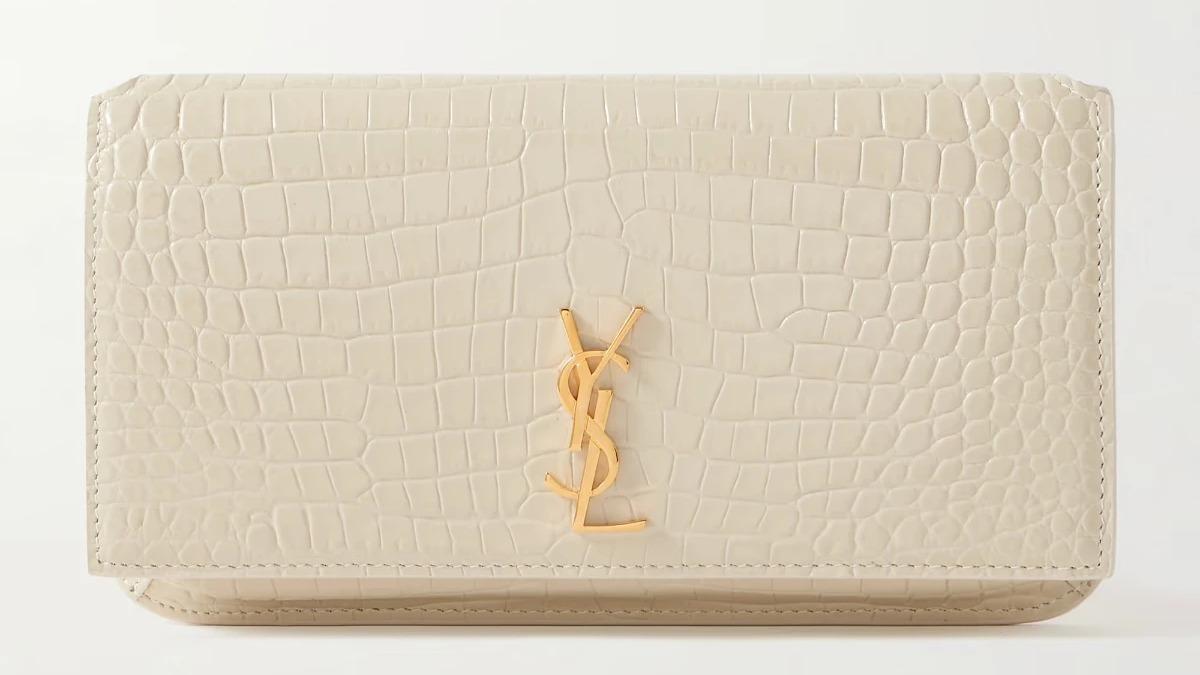 SAINT LAURENT Croc-effect leather phone case。(圖/NET-A-PORTER提供)