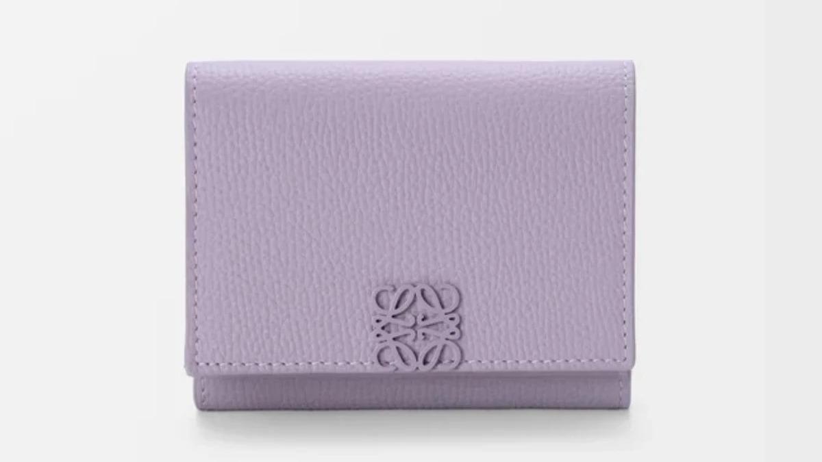 LOEWE 鵝卵石紋小牛皮 Anagram 三摺錢包。(圖/LOEWE提供)