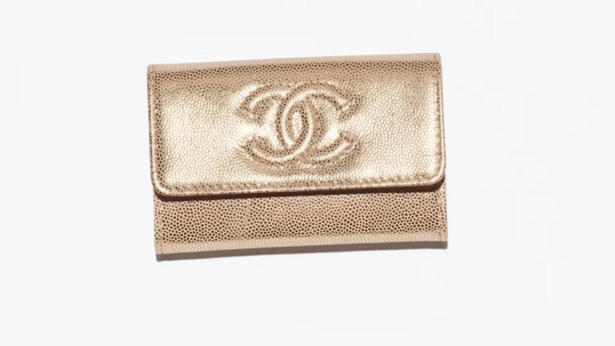CHANEL 口蓋卡片夾。(圖/CHANEL提供)