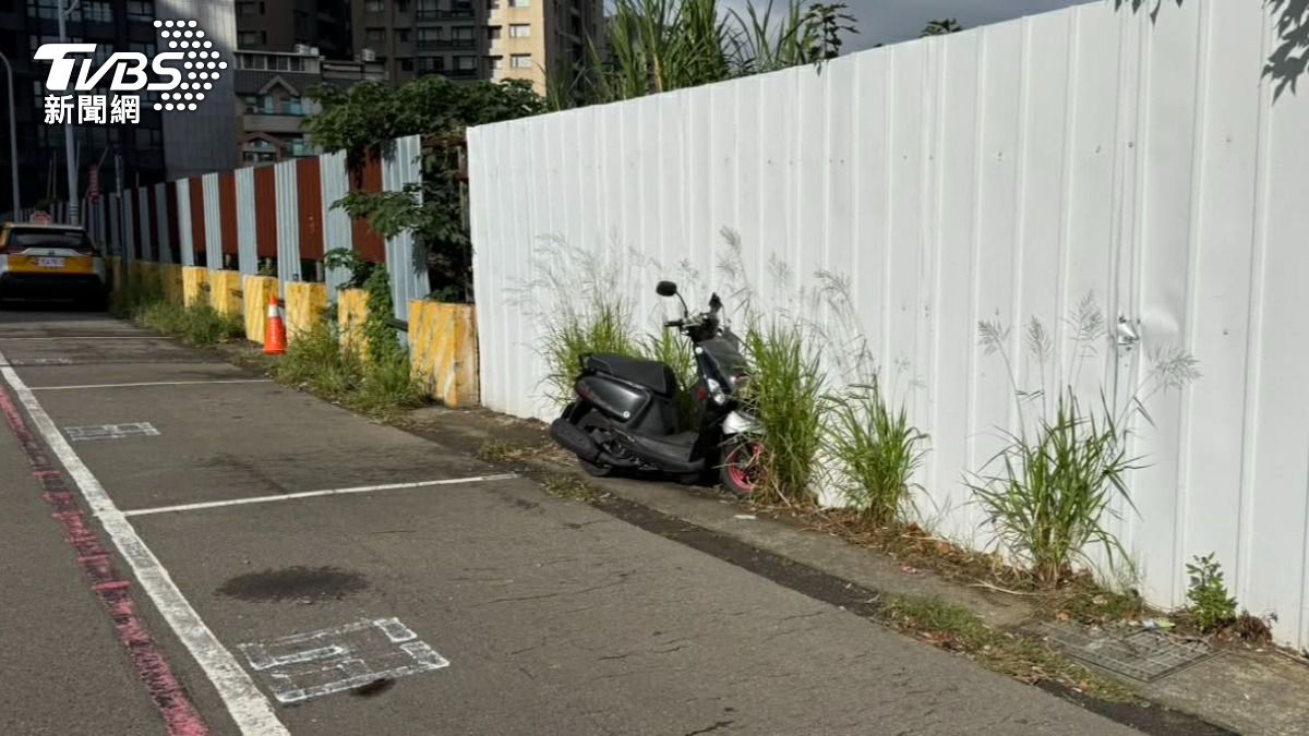 自私行為激怒網友！新竹機車族「逃費亂停車」警方：最高可罰2400元。（圖／新莊里長盧秋永提供）