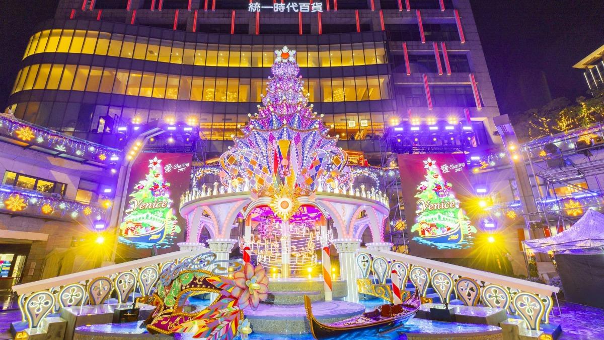 台北統一時代百貨今年的聖誕主樹Purple Wish。(圖/翻攝自統一時代百貨台北店 fb)