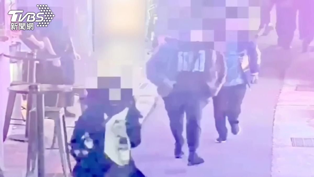 被害女子與正義路人在後方追趕。（圖／TVBS）