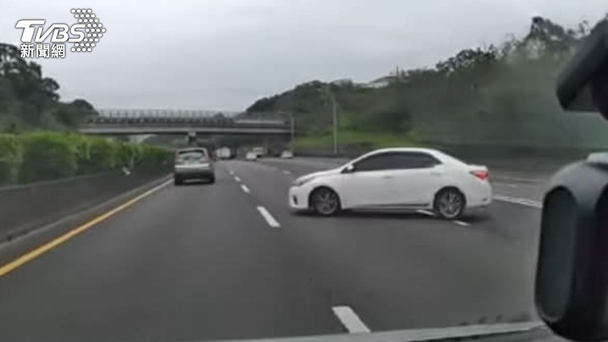 國一變換車道不當被撞!白車「硬切入大貨車前」 後保整片掀裂