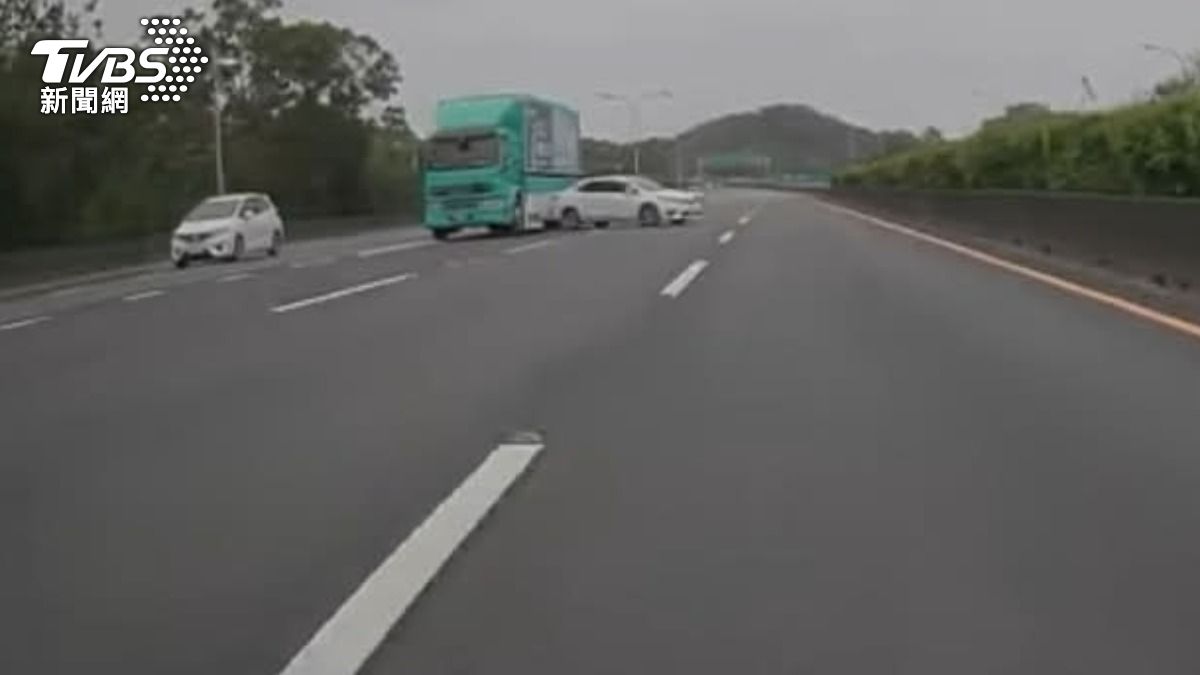 國道驚險瞬間！白車切線不當，遭貨車撞尾。（圖／翻攝YOUTUBE WOWTCHOUT)